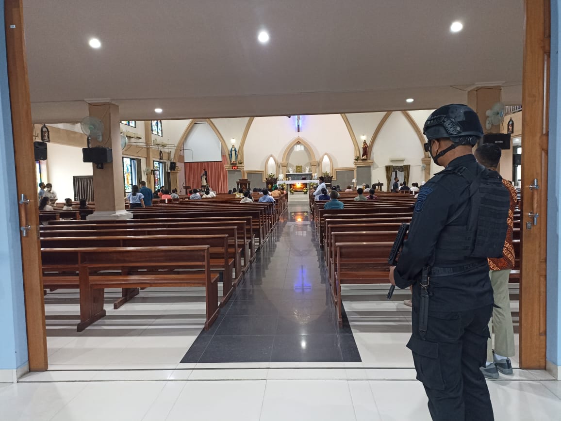 Patroli ke Gereja, Personel Den Gegana Satuan Brimob Polda Kaltim Ingatkan Warga akan Bahaya Terorisme, Radikalisme Dan Intoleransi
