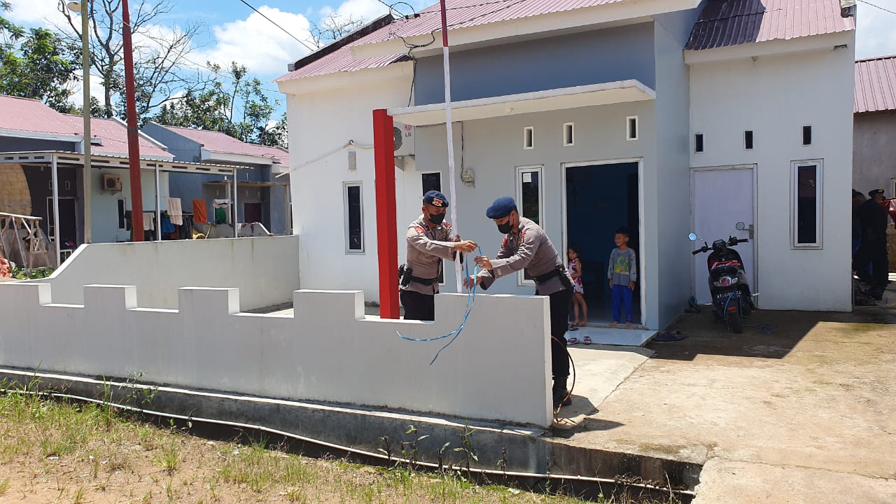 MERIAHKAN HARI KEMERDEKAAN, BRIMOB BERAU BAGIKAN BENDERA MERAH PUTIH