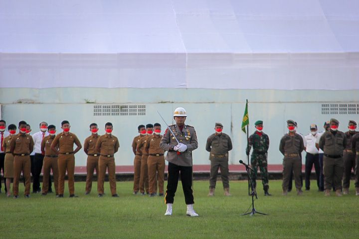 Komandan Batalyon B Pelopor AKBP Suwinto Bertindak Sebagai Komandan Upacara Penurunan Bendera 17 Agustus 2022 di Samarinda