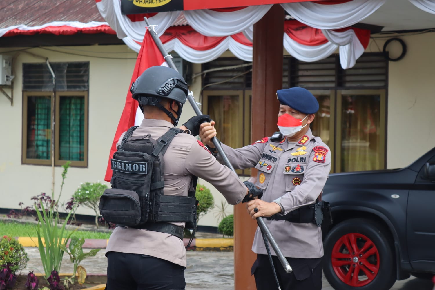 Danyon B Pelopor Beserta Personel Batalyon B Turut Sukseskan Gerakan Pembagian 10 juta Bendera