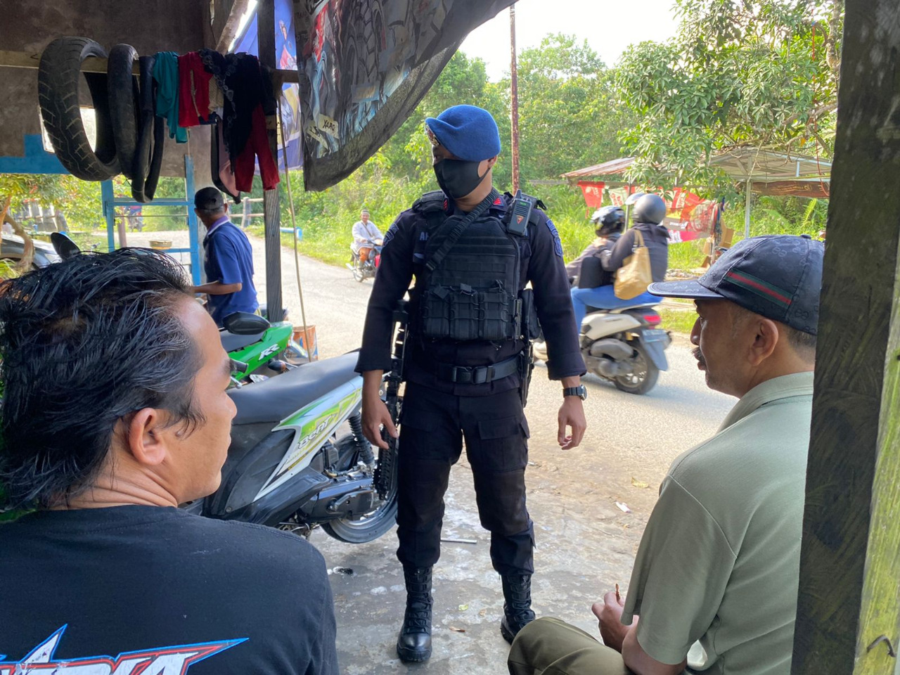SAMPAIKAN PESAN KAMTIBMAS, PATROLI BATALYON C BRIMOB KALTIM SAMBANGI WARGA BALIKPAPAN UTARA