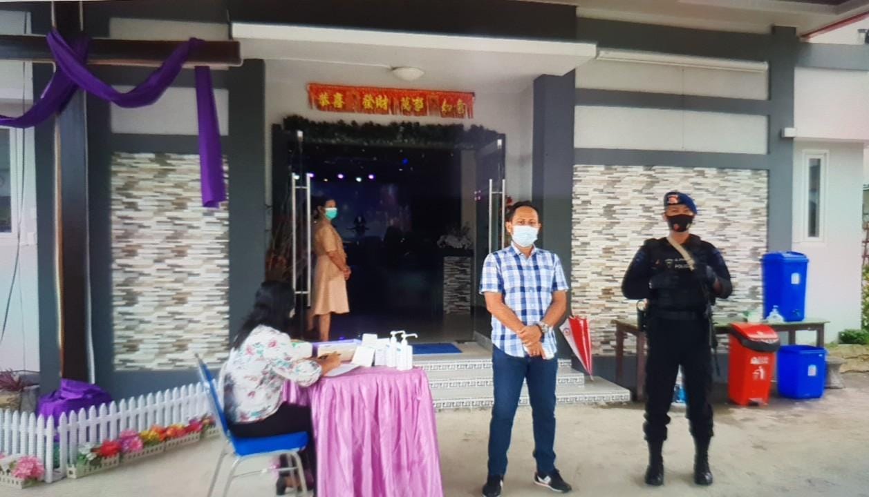 BERIKAN RASA AMAN, BRIMOB BERAU LAKSANAKAN PENGAMANAN IBADAH MINGGU