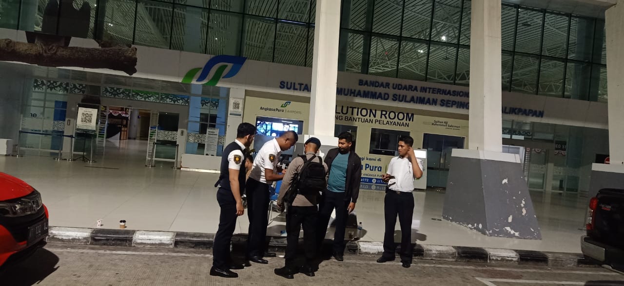 Personil Den Gegana Satuan Brimob Polda Kaltim Berkordinasi Dengan Petugas Bandara Sams Spinggan Balikpapan, Demi Menciptakan Situasi Aman Dan Kondusif