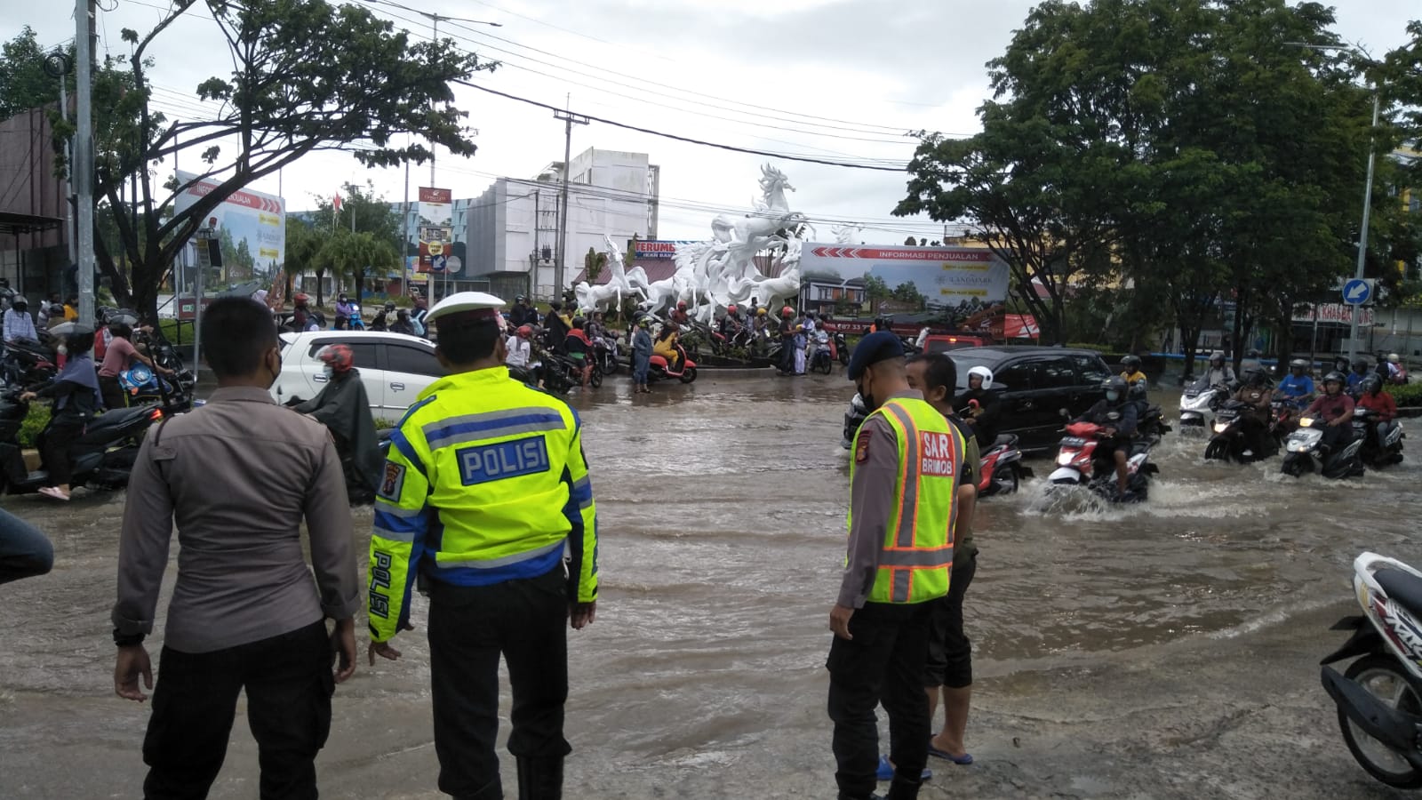Jl. MT. Haryono Terendam Banjir, Brimob Polda Kaltim Bantu Warga Atur Lalu Lintas
