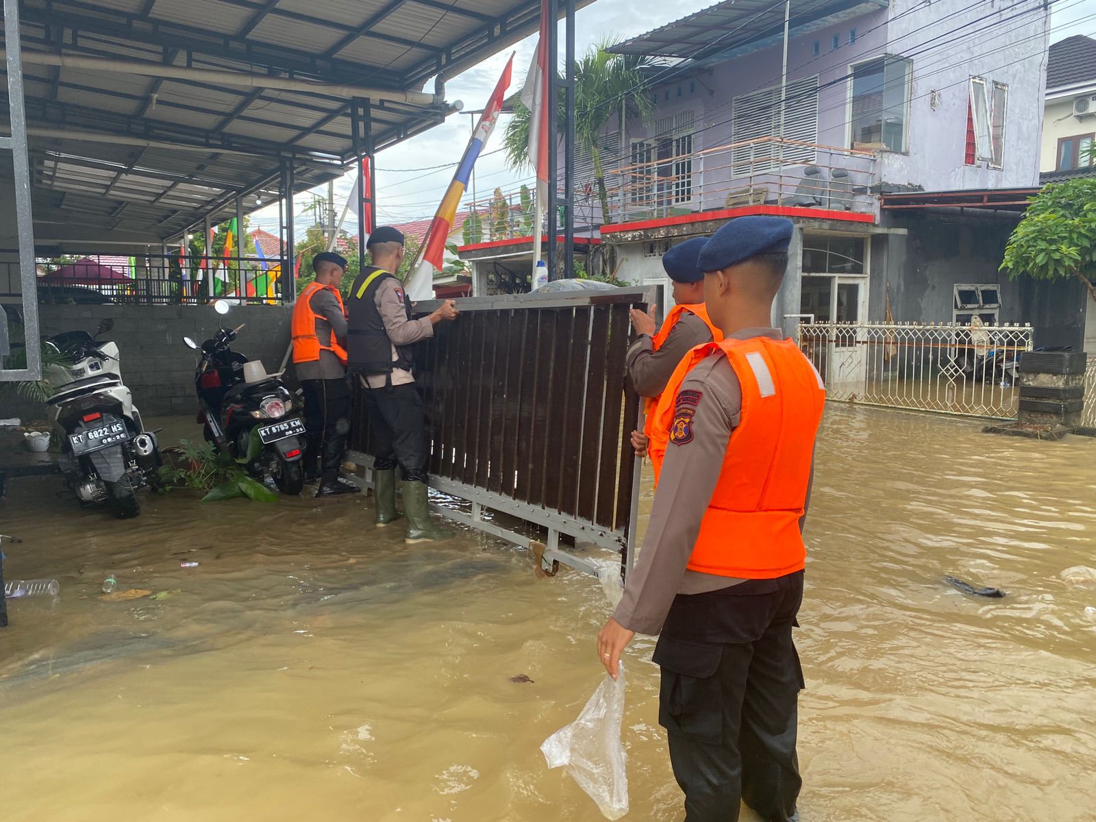 Tanggap Laporan Banjir Dan Tanah Longsor, Den Gegana Brimob Polda Kaltim Kerahkan Personil Untuk Evakuasi.