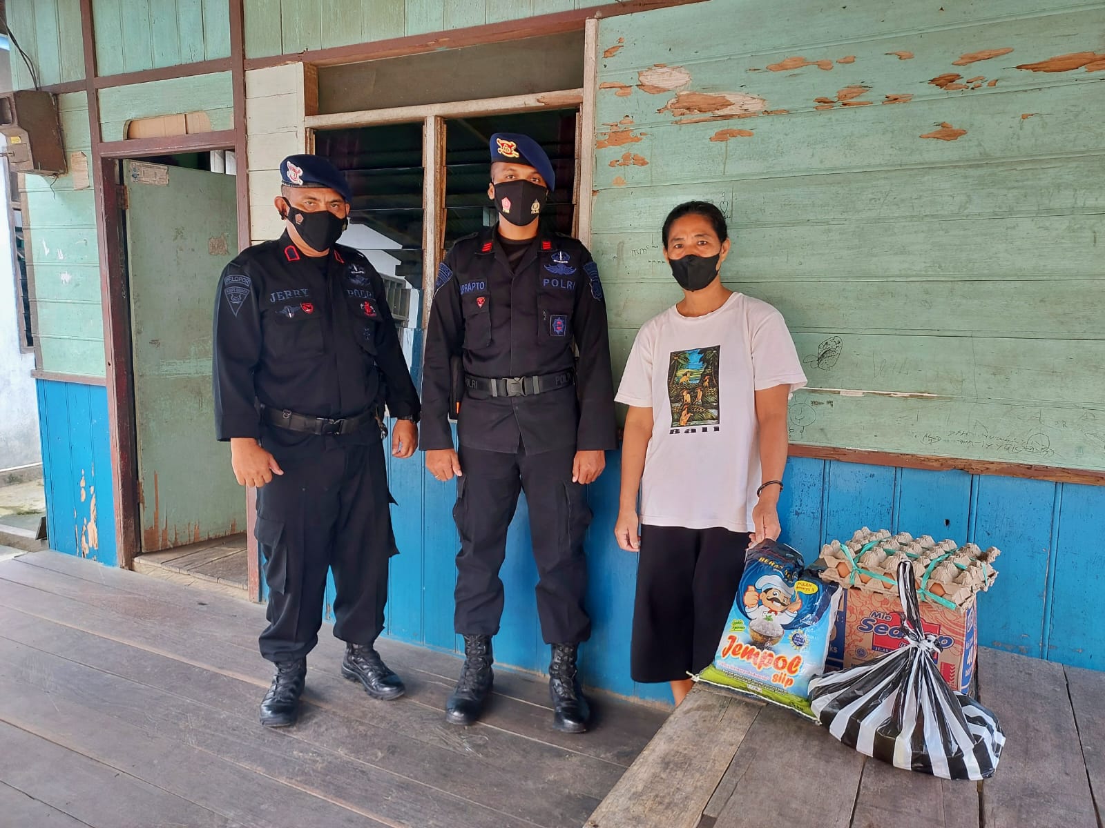Peduli Masyarakat, Brimob Kaltim Bagikan Sembako Kepada Warga Kurang Mampu