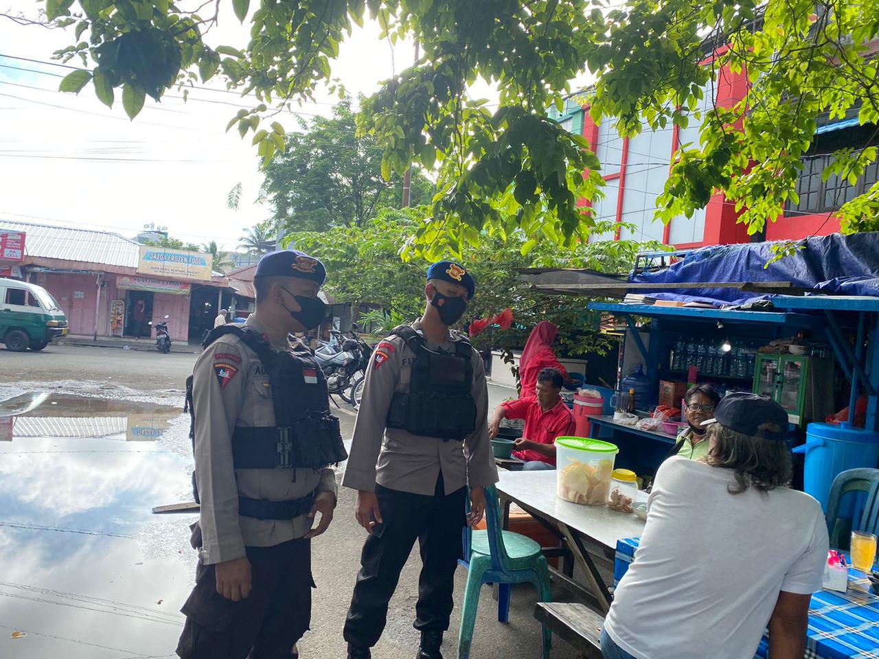 Brimob Sambang Dialogis dengan Warga Sedang Di Warung Kopi Balikpapan Permai