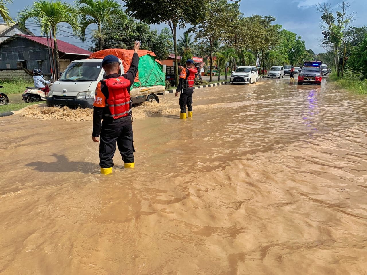 Brimob Kaltim Laksanakan Patroli Respon Bencana Banjir
