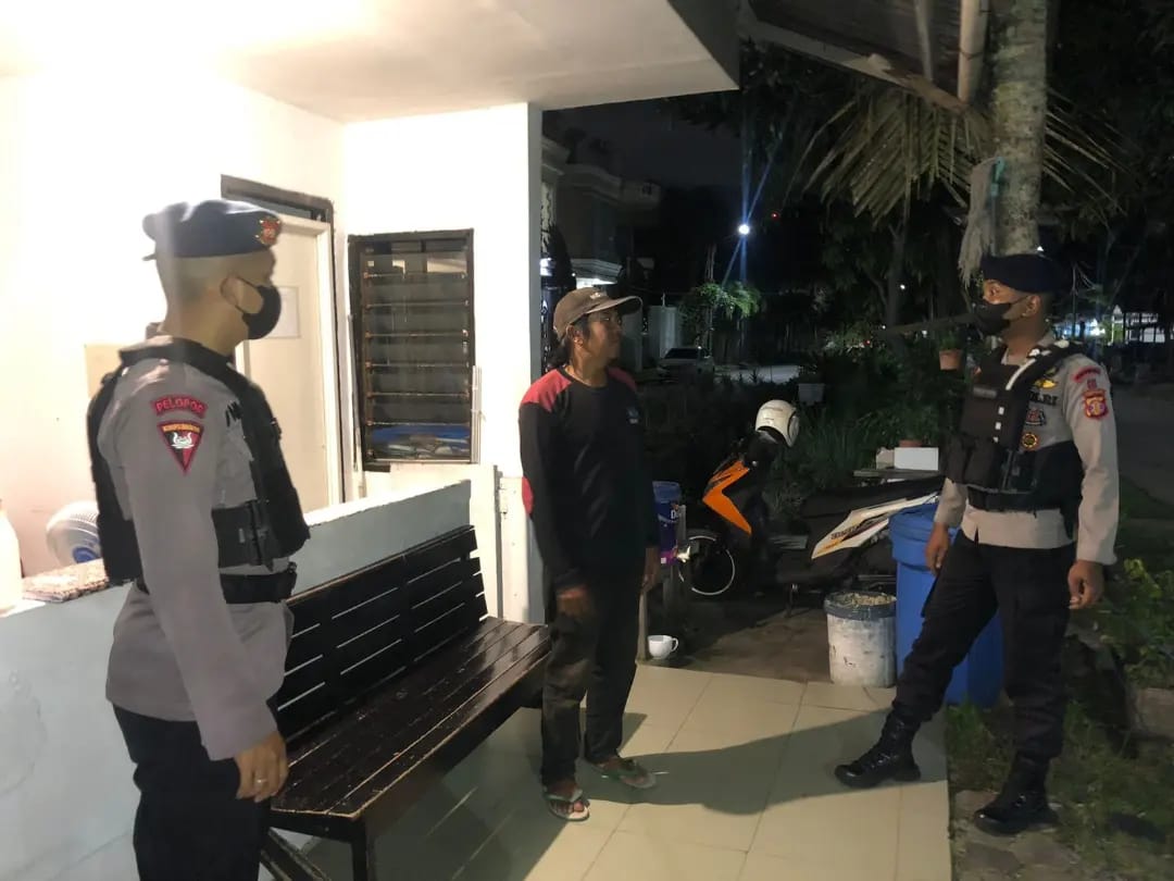 Sisir perumahan di Balikpapan, tim Patroli Brimob berikan himbauan kamtibmas malam hari.