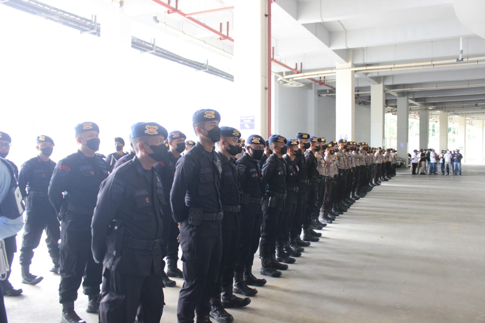 1 SST Personel Batalyon C Brimob Kaltim amankan laga PERSIBA VS PERSIPURA di Stadion Batakan