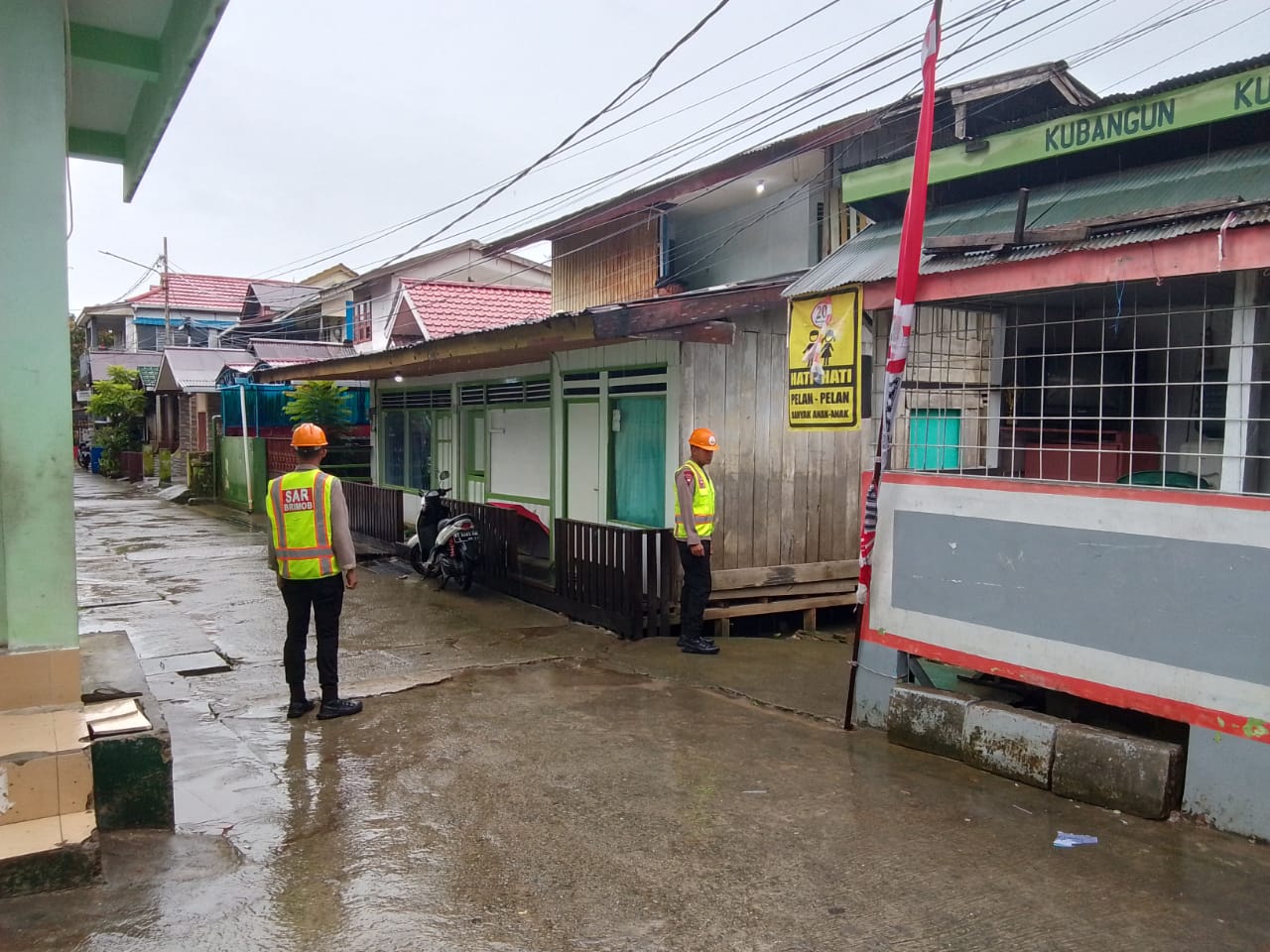 Quick Respons Saat Hujan Deras, Brimob Polda Kaltim Pantau Titik Rawan Banjir di Kota Balikpapan