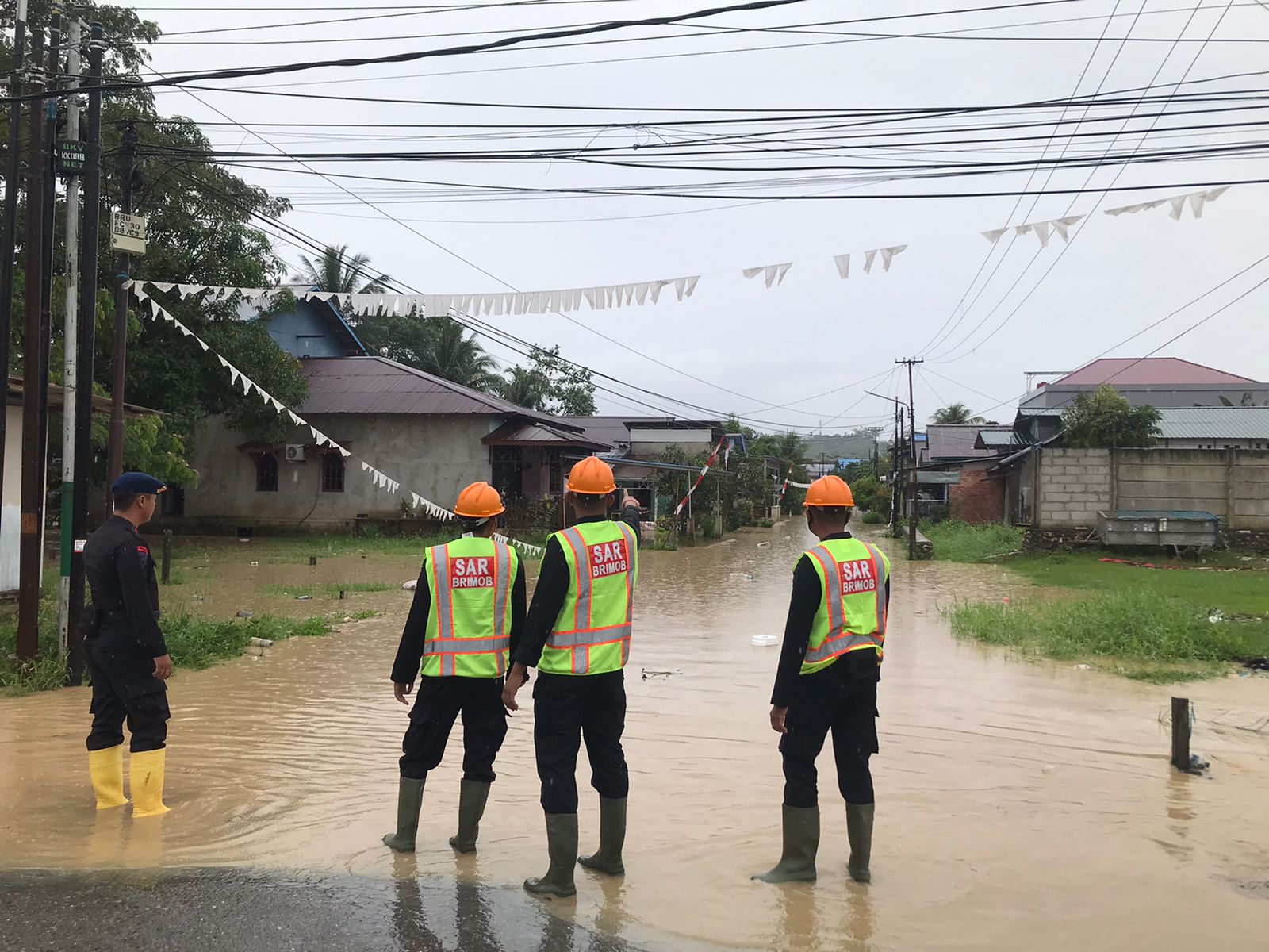 Tim Patroli Detasemen Gegena Laksanakan Patroli Dialogis di Kawasan Rawan Banjir