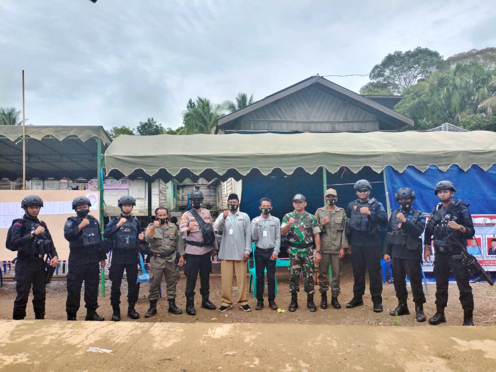 Personel Brimob Kaltim Bantu Amankan Pilkades Di Kabupaten Kutai Kartanegara
