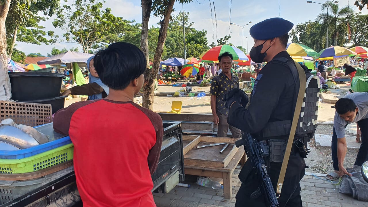 Cegah Aksi Premanisme, Brimob Berau lakukan Patroli Dialogis di Pasar Sanggam