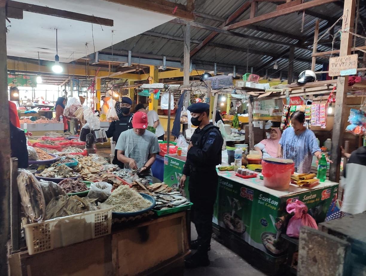 Patroli Brimob Kaltim Pantau Stok Dan Harga Bahan Pokok Di Pasar Tradisional Dampak Kenaikan BBM