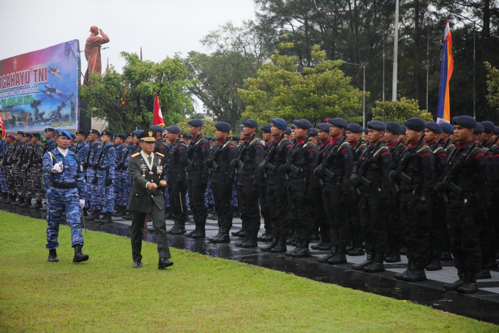 Peringati HUT TNI ke-77, Satu Kompi Brimob Polda Kaltim Ikuti Upacara di Makodam VI Mulawarman