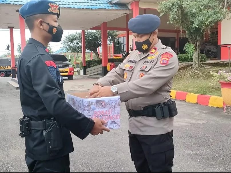 Personil Batalyon C Pelopor Satbrimob Polda Kaltim Melaksanakan Penggalangan Dana Untuk Korban Gempa Cianjur