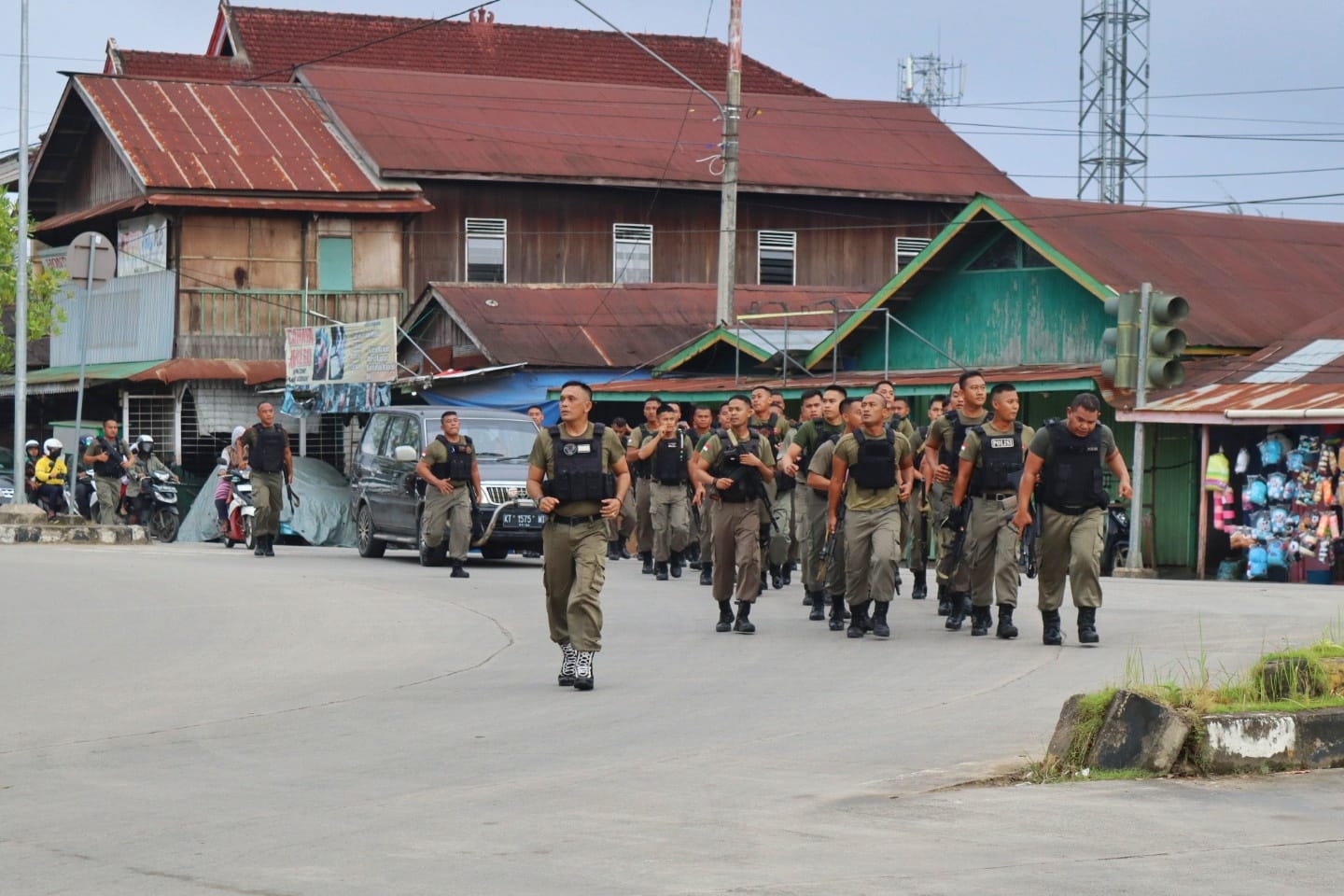 Tingkatkan Kebugaran Fisik Yang Prima, Personel Brimob Kaltim Laksanakan Lari Bersenjata