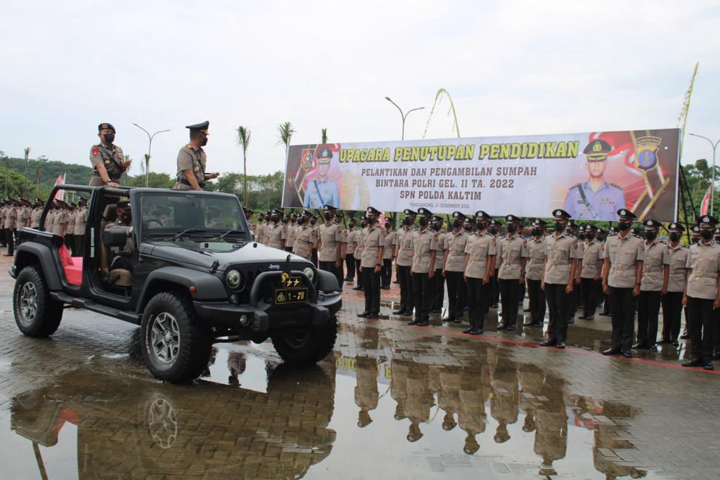 Danyon B Pelopor AKBP SUWINTO Bertindak Sebagai Komandan Upacara Penutupan Pendidikan Dan Pengambilan Sumpah Bintara Polri Gel. 2 TA. 2022 Polda Kaltim