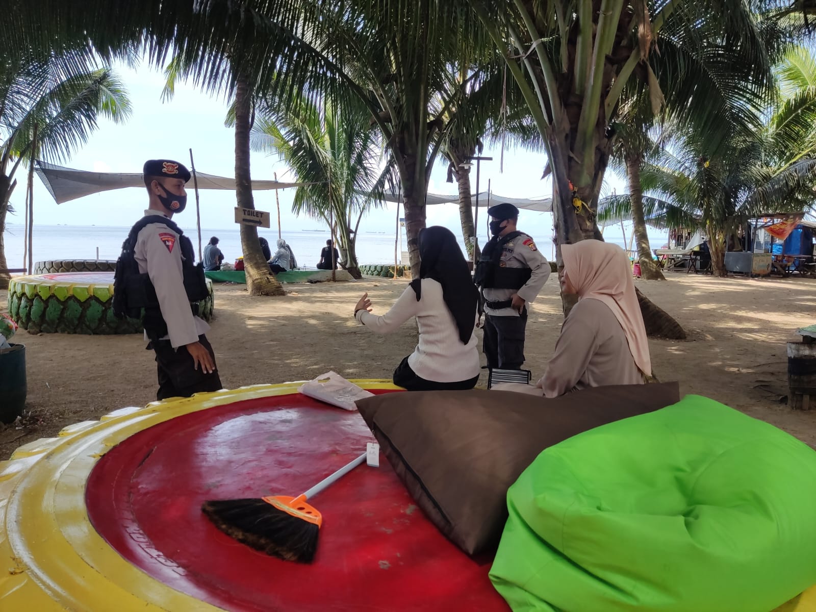 Brimob Kaltim Patroli di Pantai Cemara Balikpapan, Pastikan Keamanan Libur Lebaran 2023