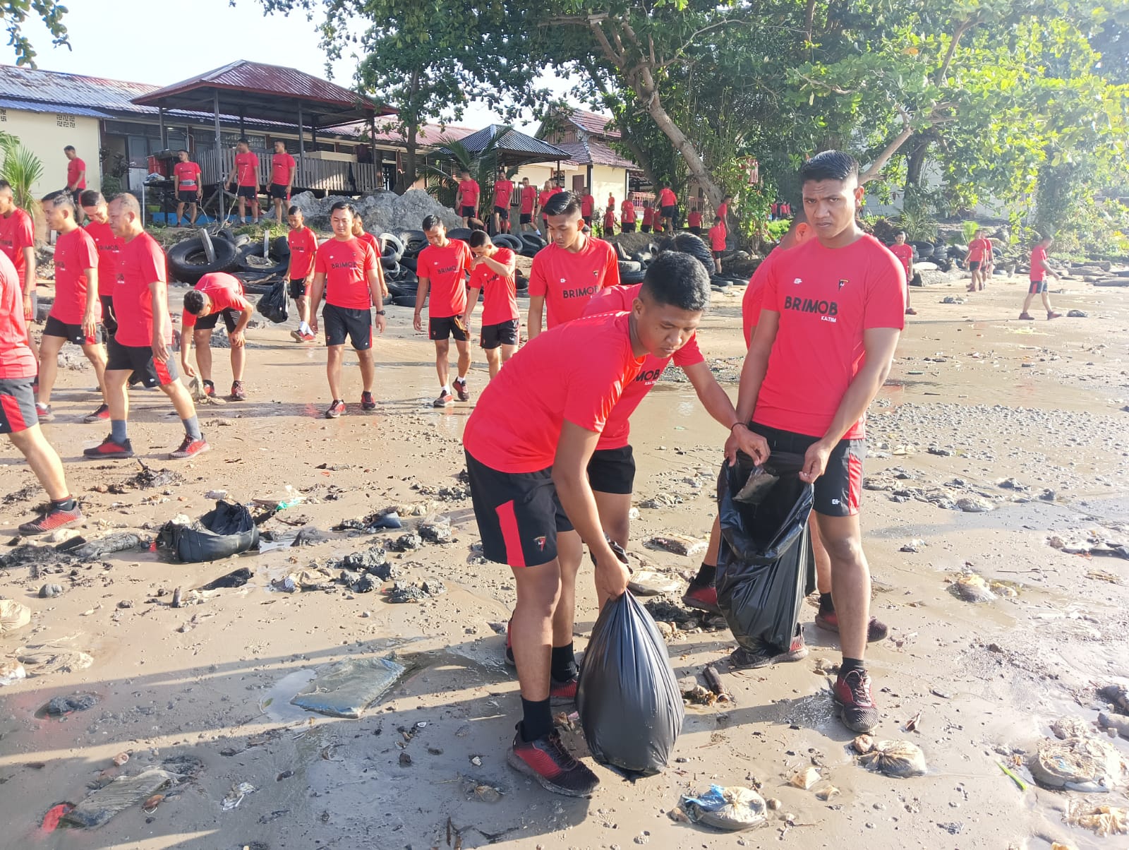 Polri Peduli Lingkungan, Batalyon A Brimob Kaltim Bersihkan Sampah di Sepanjang Pantai Stalkuda