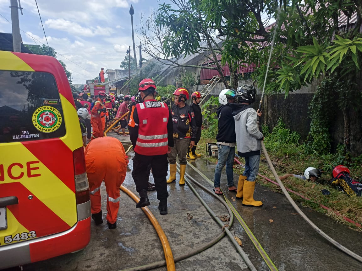 Tim Respon Bencana Batalyon B Datangi Lokasi Kebakaran di Jalan Wijaya Kusuma
