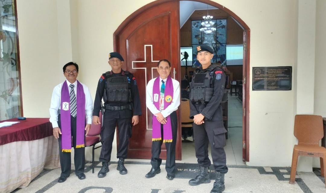 Ibadah Minggu, Batalyon A Pelopor Brimob Kaltim Rutin Patroli dan Pengamanan Gereja