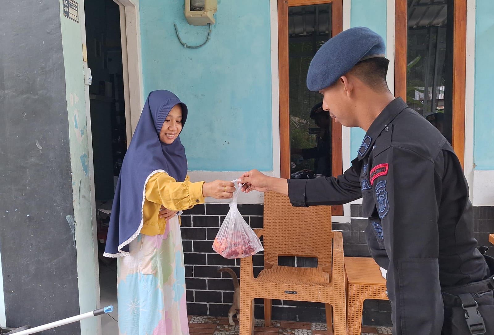 Berbagai Kepada Sesama, Brimob Kompi 2 Pelopor Kurban 2 Ekor Sapi dan 5 Ekor Kambing