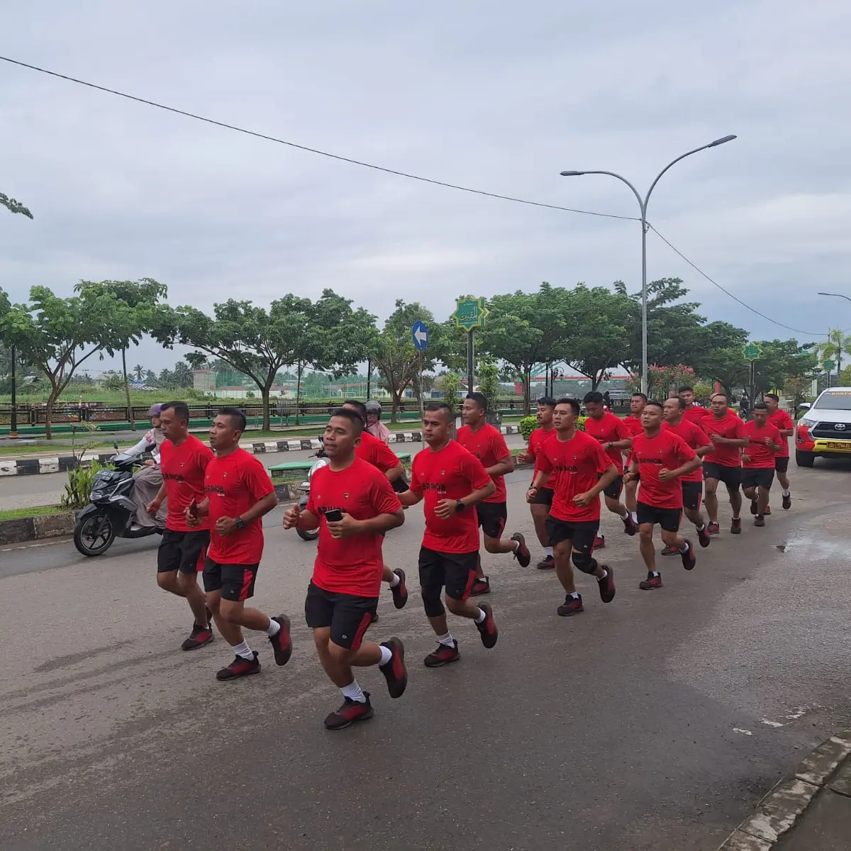 Jaga Kebugaran Tubuh, Personil Kompi 2 Pelopor Binsik Lari Pagi