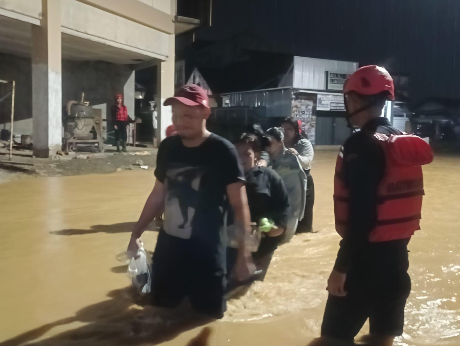 Balikpapan Dikepung Banjir, Batalyon A Brimob Kaltim Sigap Evakuasi Warga