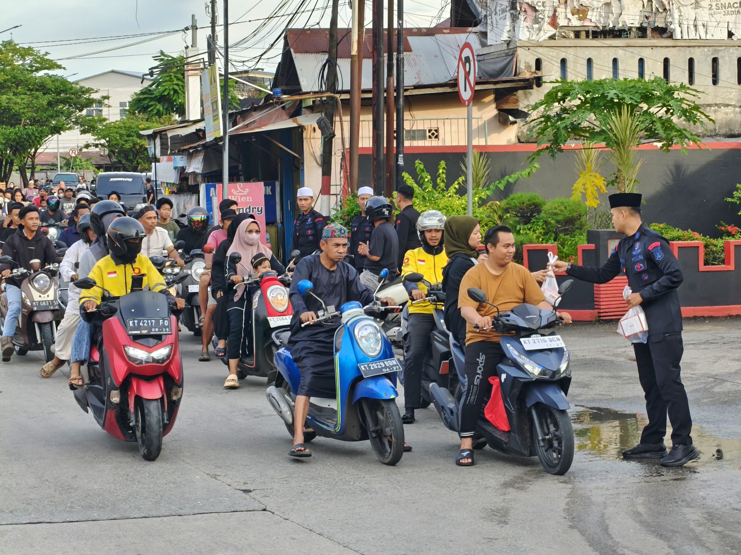 Personel Batalyon B Pelopor Brimob Kaltim Bagikan Takjil di Bulan Suci Ramadhan