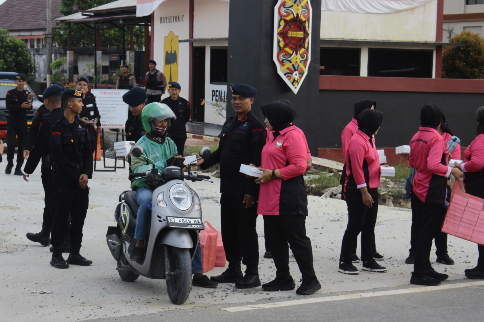 Berbagi Berkah Dibulan Suci Ramadhan, Batalyon C Pelopor Bagi Takjil Kepada Pengguna Jalan