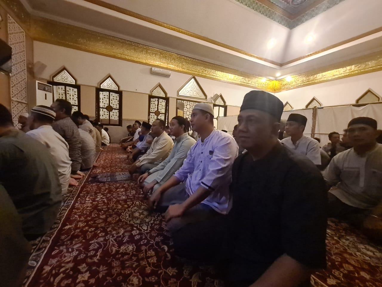 Personel Satbrimob Polda Kaltim Gelar Tarawih Keliling di Dua Masjid