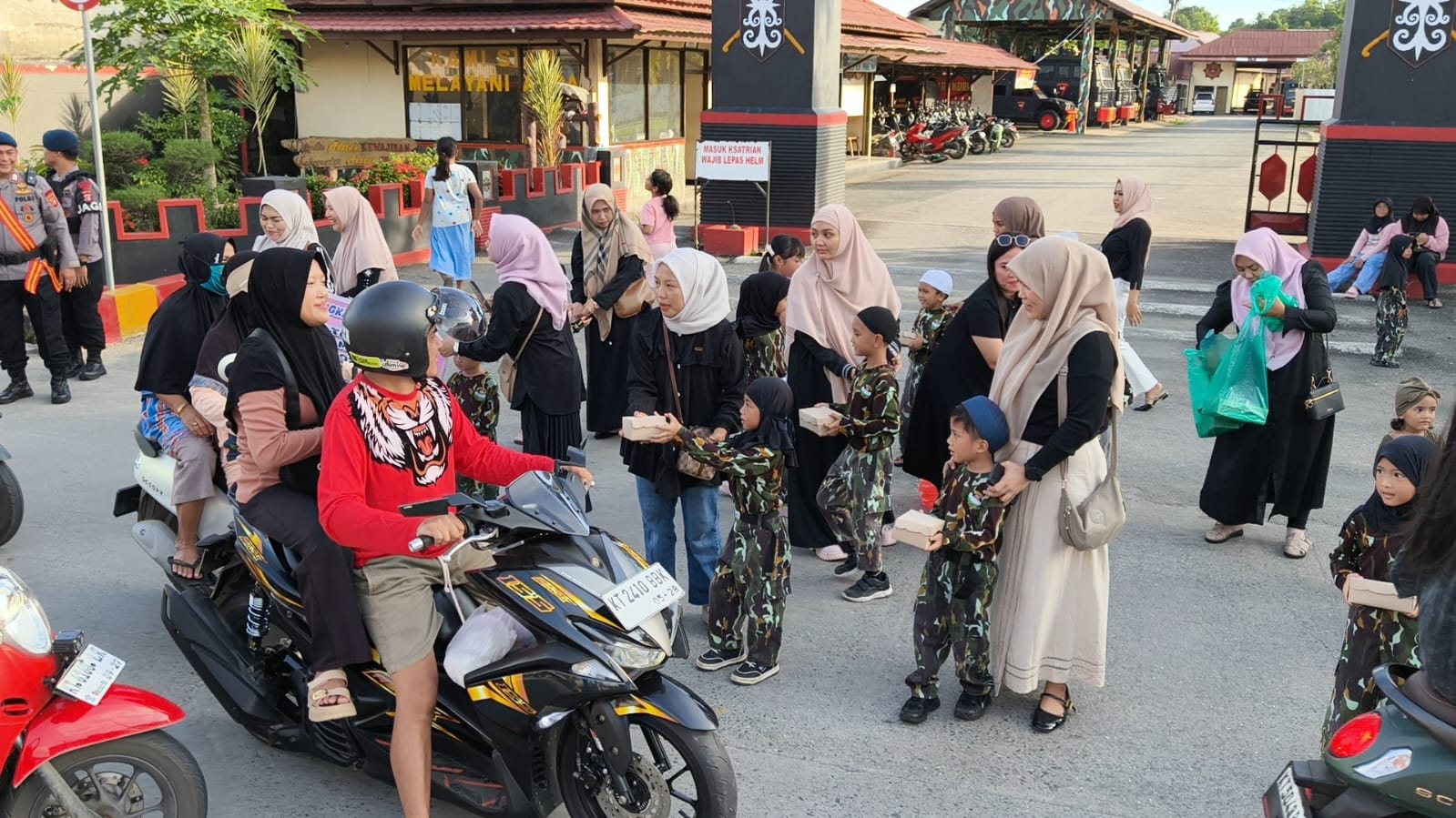 TK Kemala Bhayangkari 10 Cabang Satbrimob Kaltim Bagikan Takjil Kepada Masyarakat