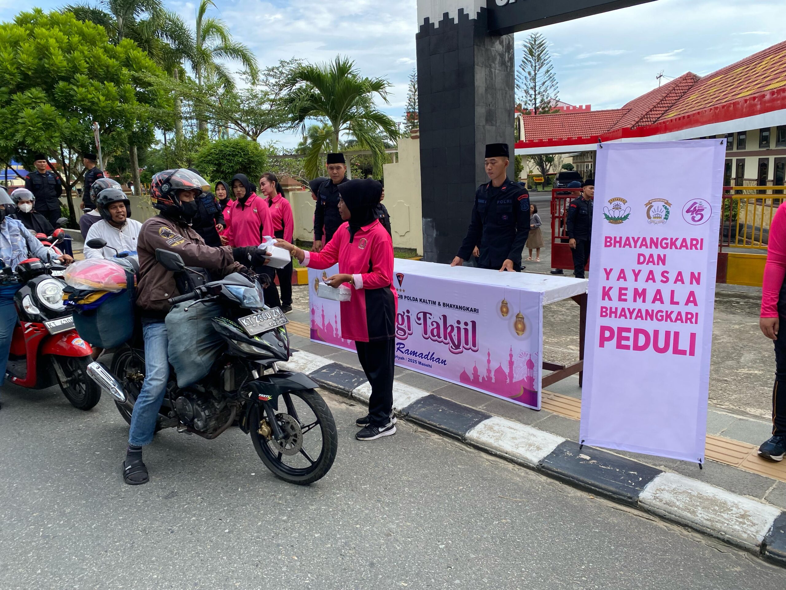 Batalyon A Brimob Kaltim Bersama Bhayangkari Bagi Takjil Gratis Kepada Masyarakat Balikpapan