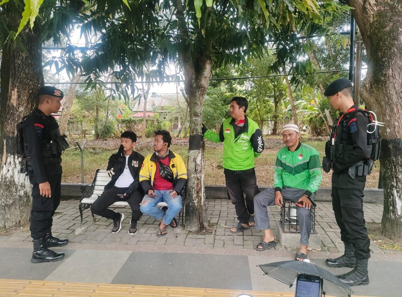 Patroli Batalyon A Brimob Kaltim, Sambangi Ojek Online
