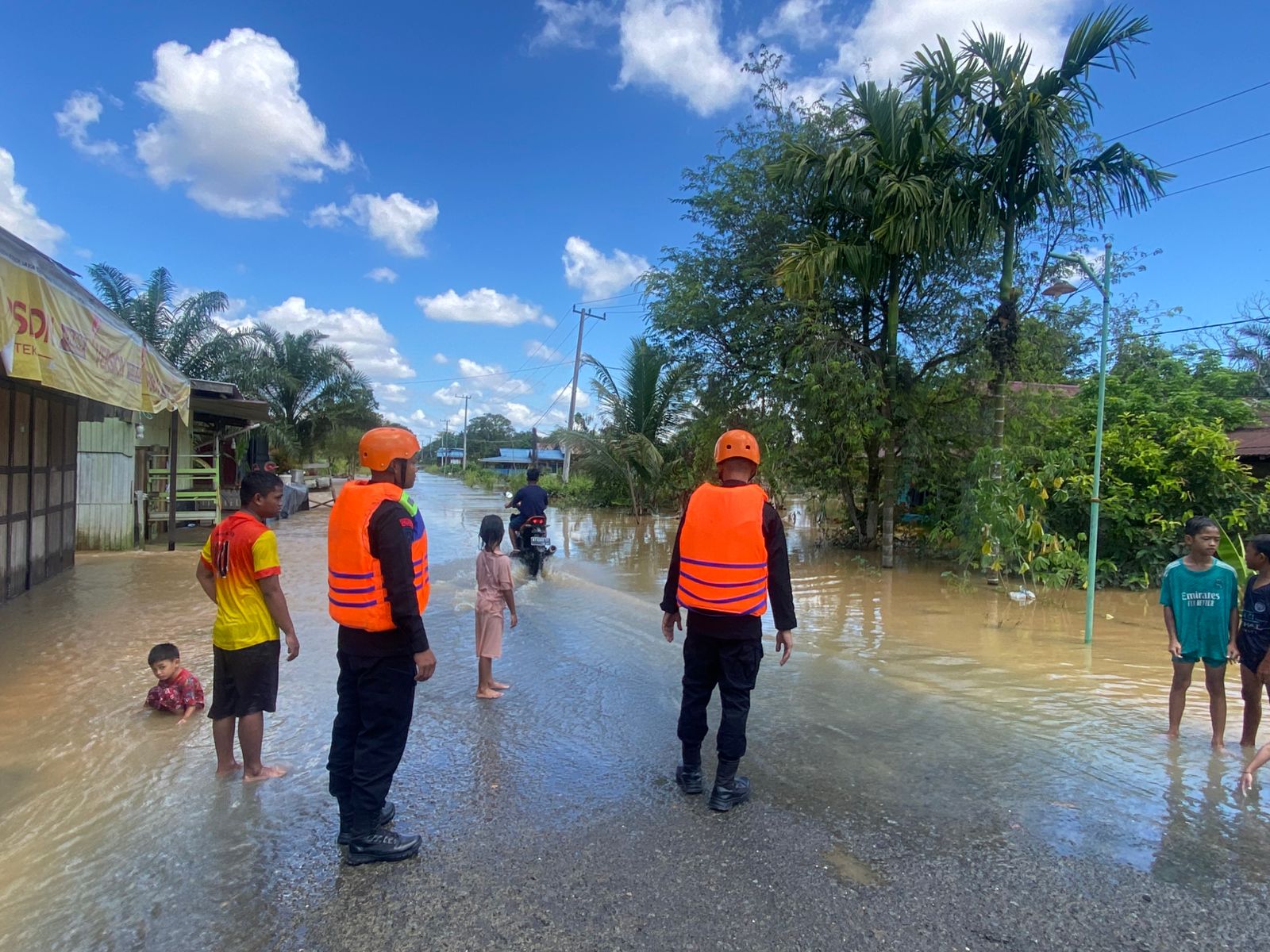 Sebagian Wilayah Berau Terdampak Banjir, Brimob Kompi 3 Batalyon C Pelopor Turunkan Tim SAR Ke Lokasi Banjir