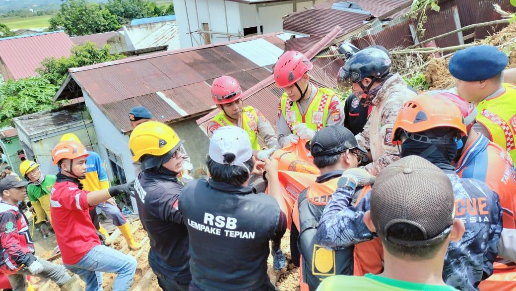 Brimob Kaltim Bantu Evakuasi Longsor dan Banjir Di Kota Samarinda