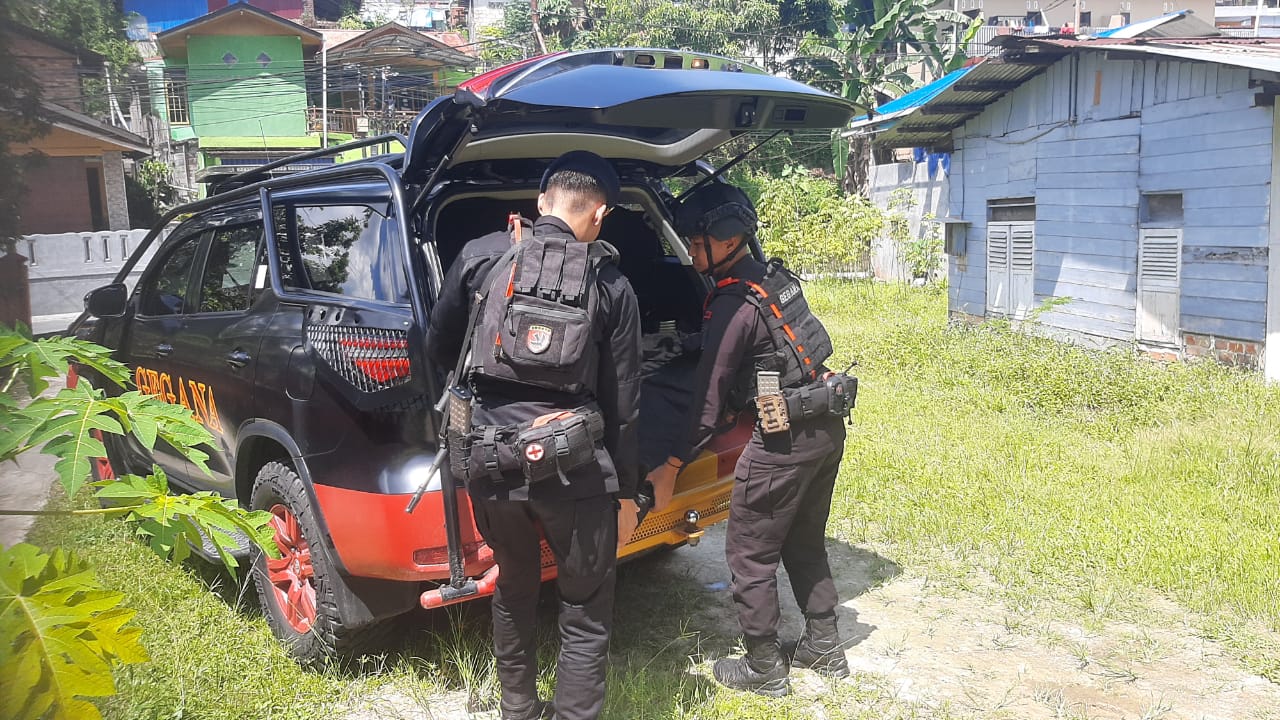 Tim Jibom Brimob Polda Kaltim Evakuasi Mortir Peninggalan Perang Dunia II di Balikpapan