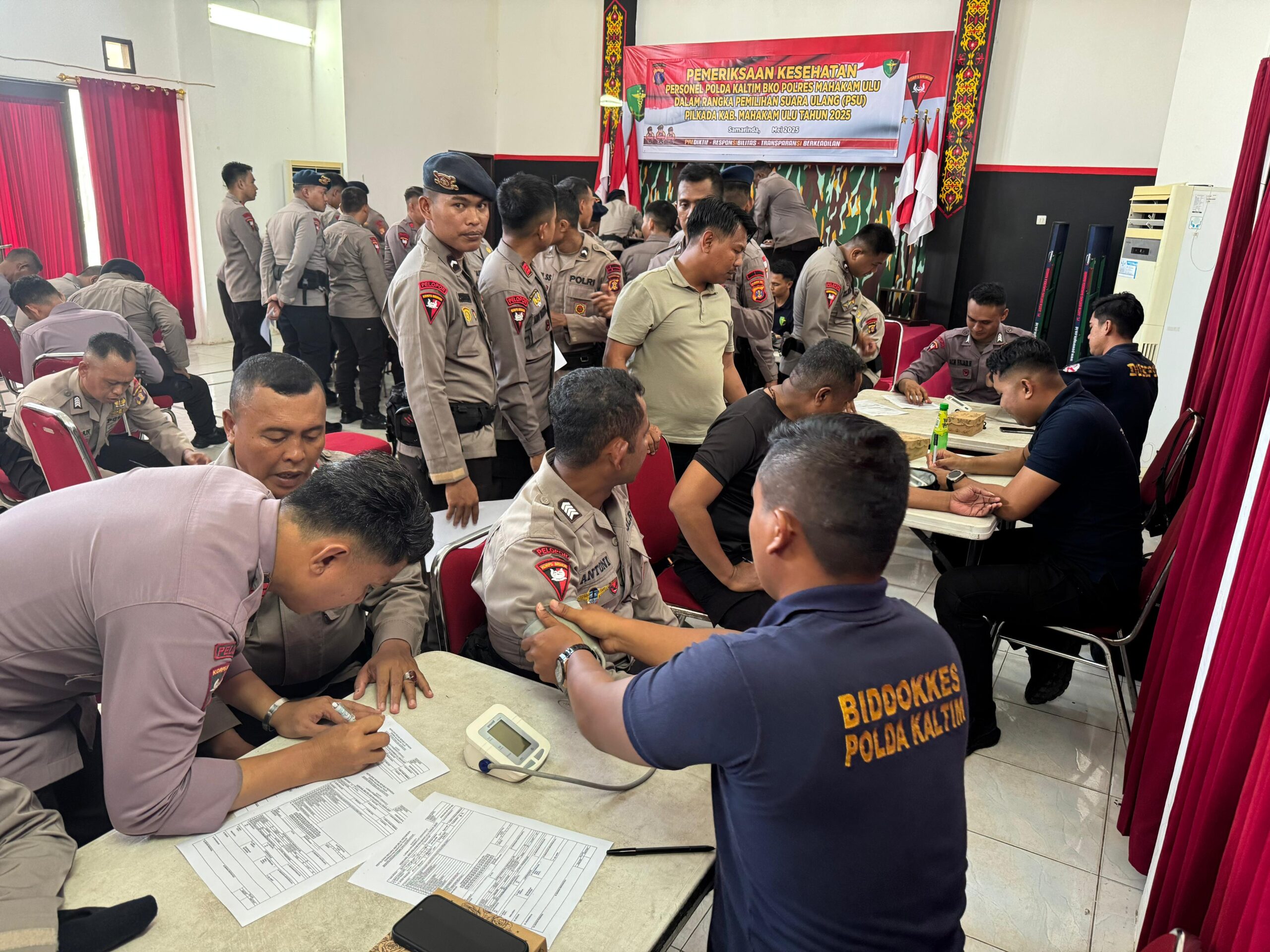 Personel Brimob Polda Kaltim Jalani Pemeriksaan Kesehatan Jelang PSU di Mahakam Ulu