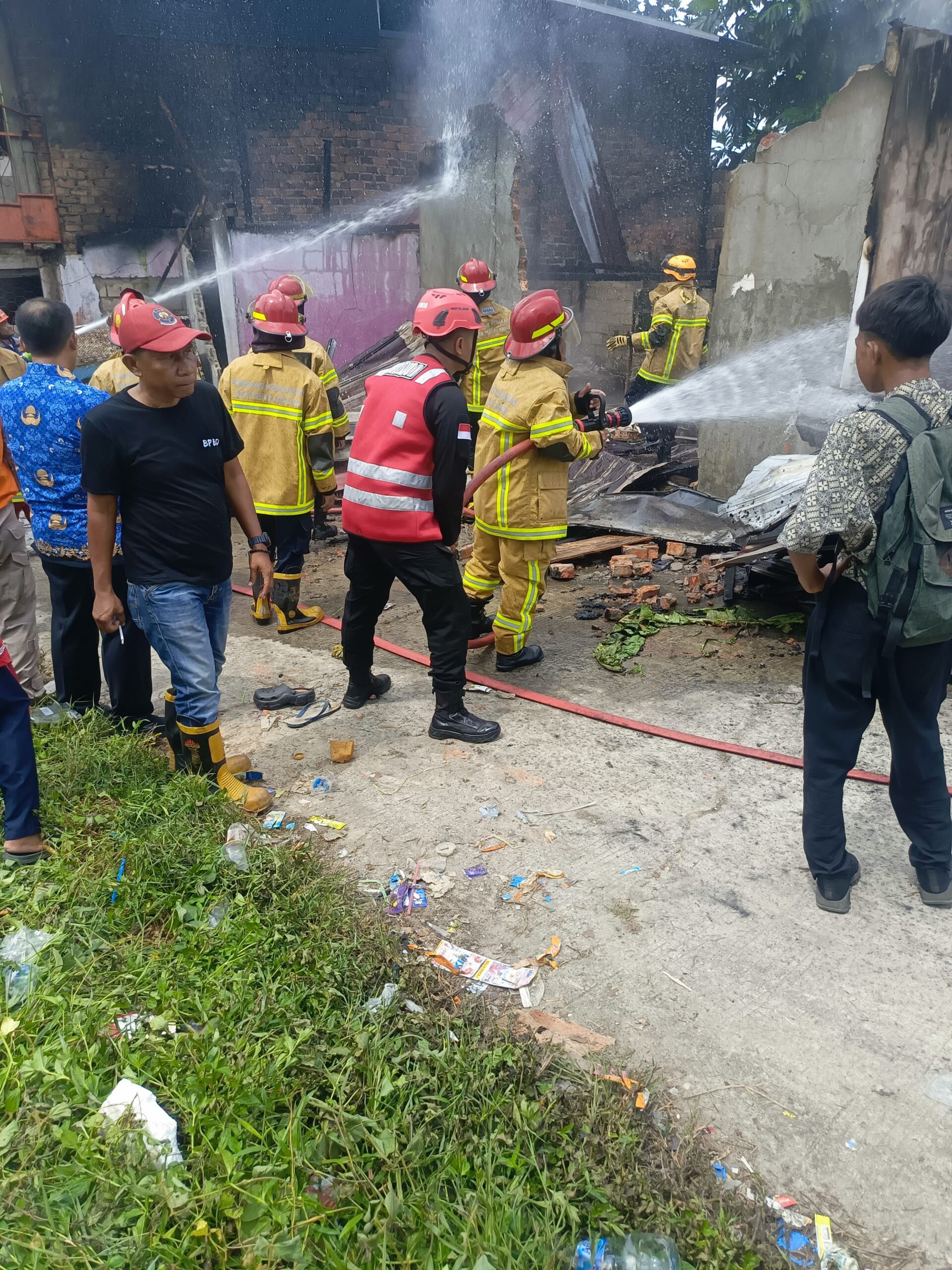 Quick Respon, Brimob Polda Kaltim Amankan TKP Kebakaran di Gn. Bakaran Balikpapan