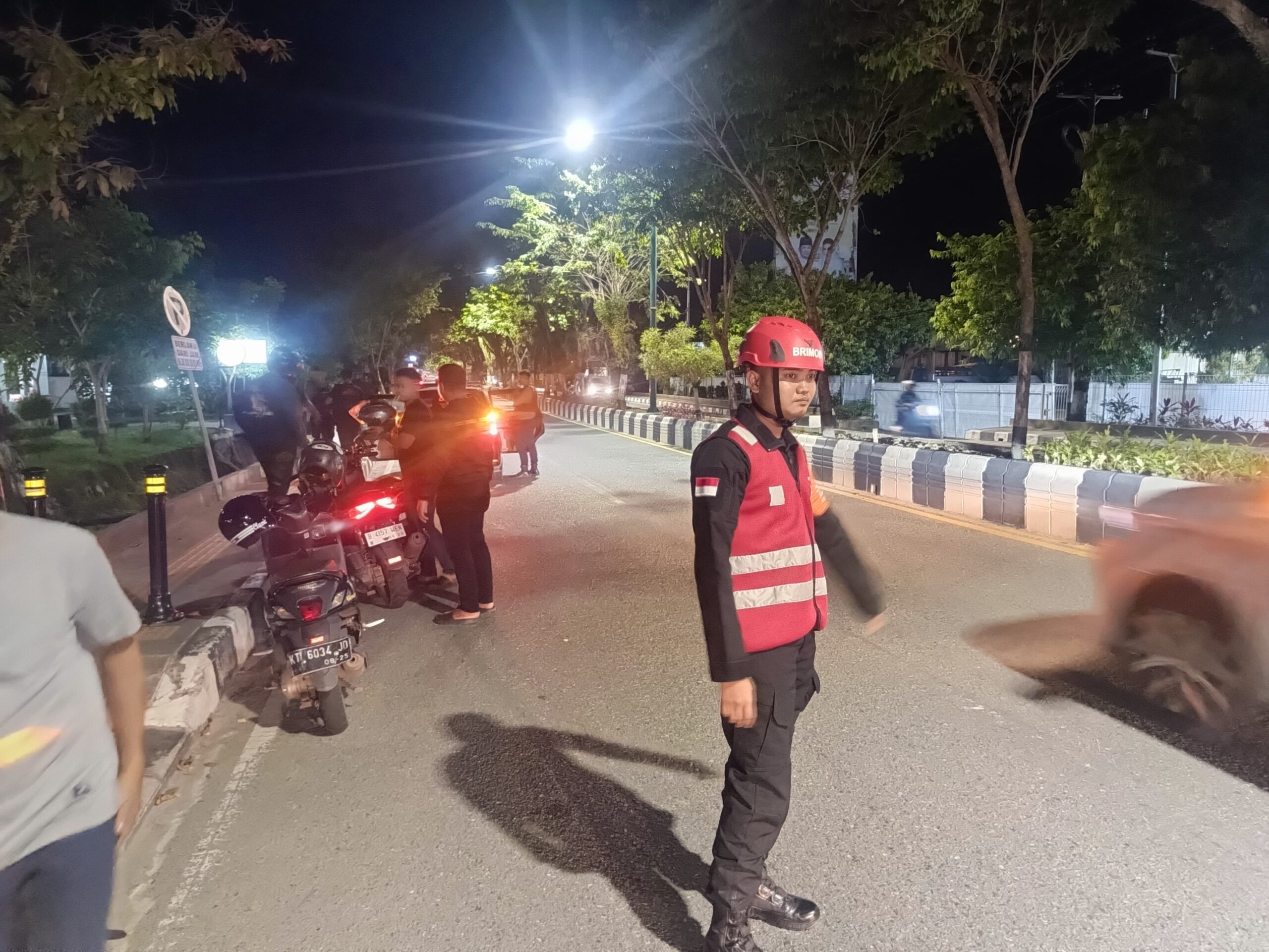 Brimob Polda Kaltim Bantu Amankan TKP Laka Lantas di Gn. Bakaran Balikpapan