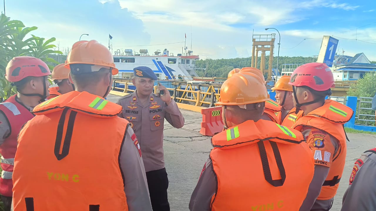 Tim Respon Bencana Brimob Kaltim Evakuasi Kapal Ferry Tenggelam di Teluk Balikpapan