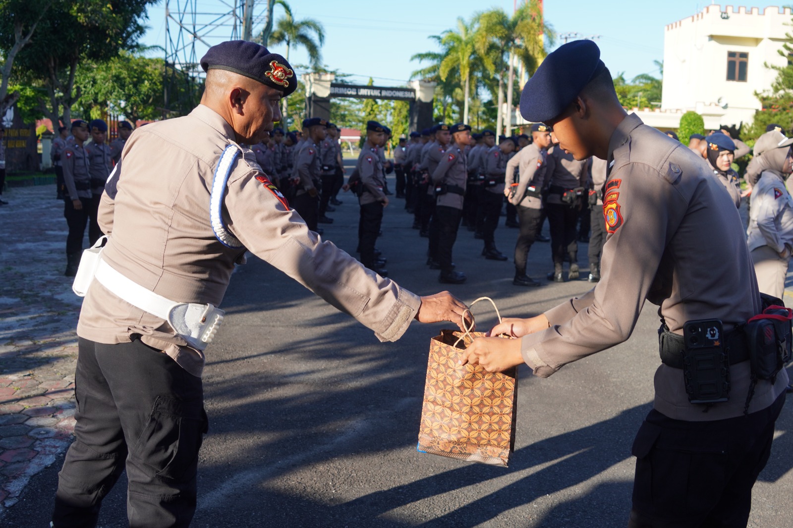 Satbrimob Polda Kaltim Rutin Gelar Program Infaq 5000, Berbagi Kebahagiaan dengan Warga Kurang Mampu