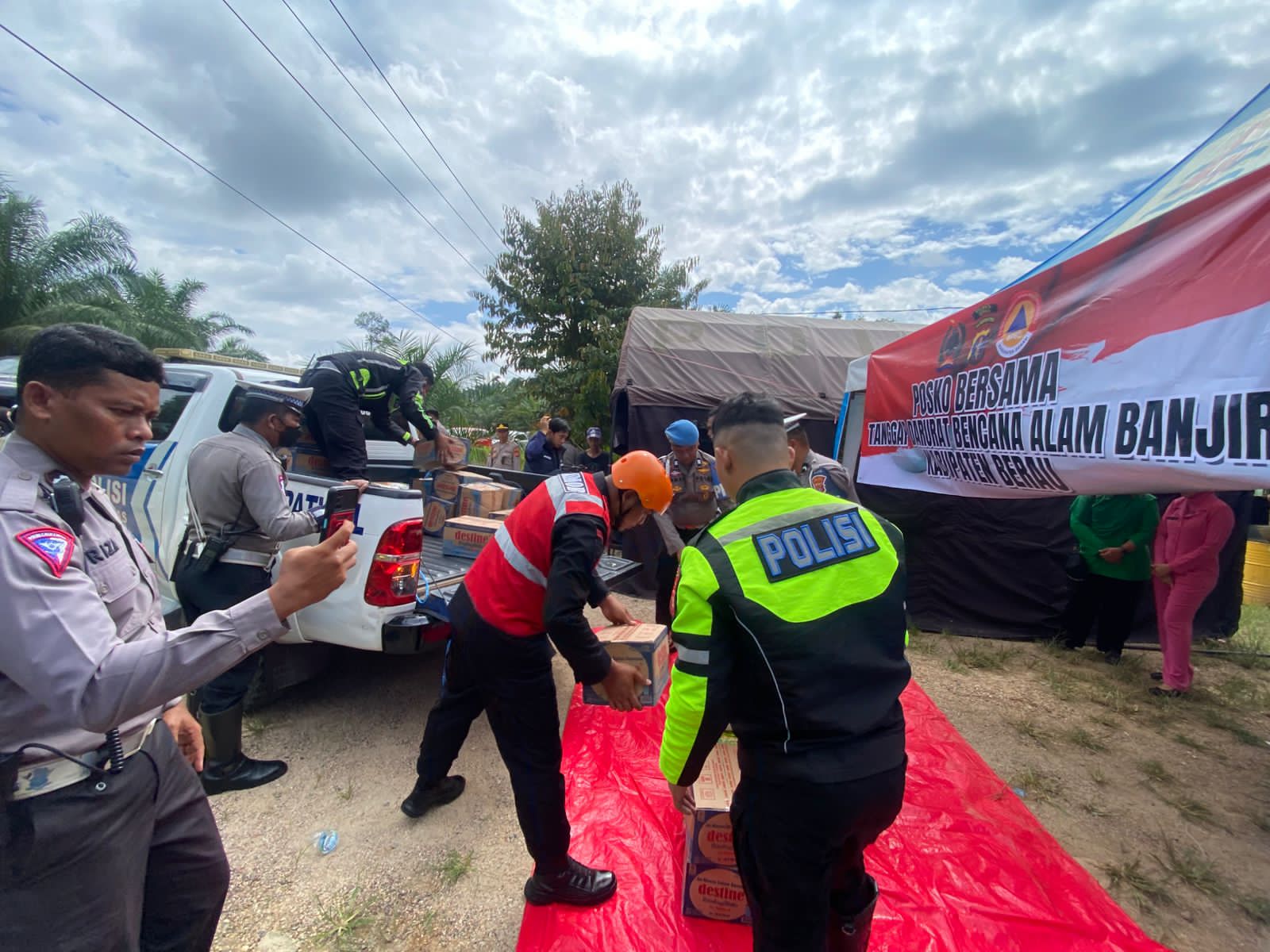 Brimob Polda Kaltim Sigap Salurkan Bantuan Logistik untuk Korban Banjir di Berau
