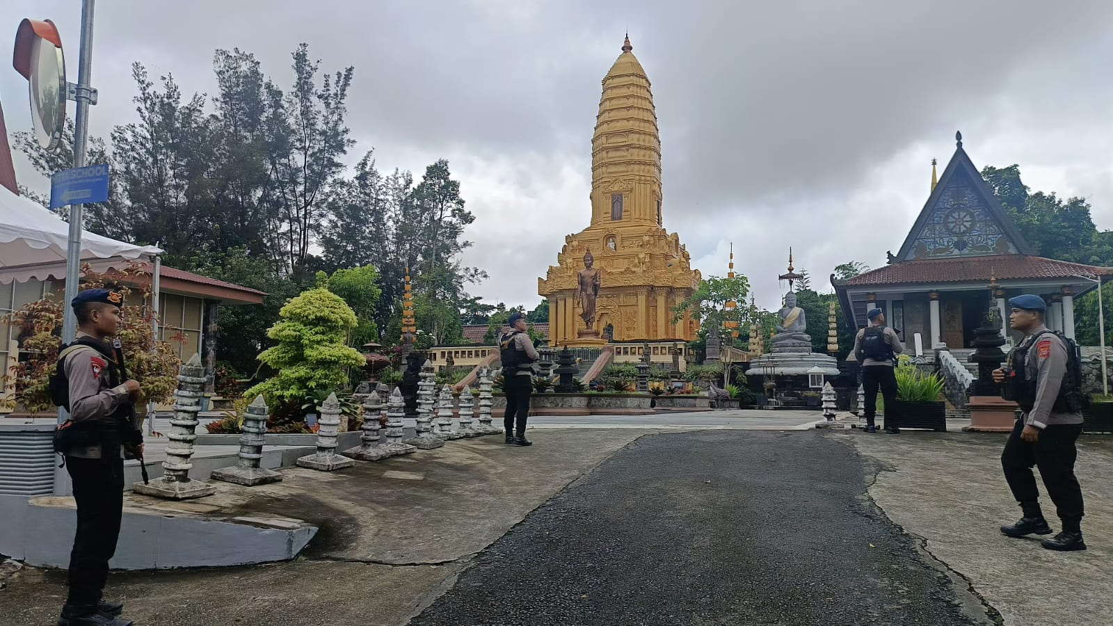 Brimob Polda Kaltim Amankan Perayaan Waisak di Vihara Mahavihara Buddhamanggala Balikpapan