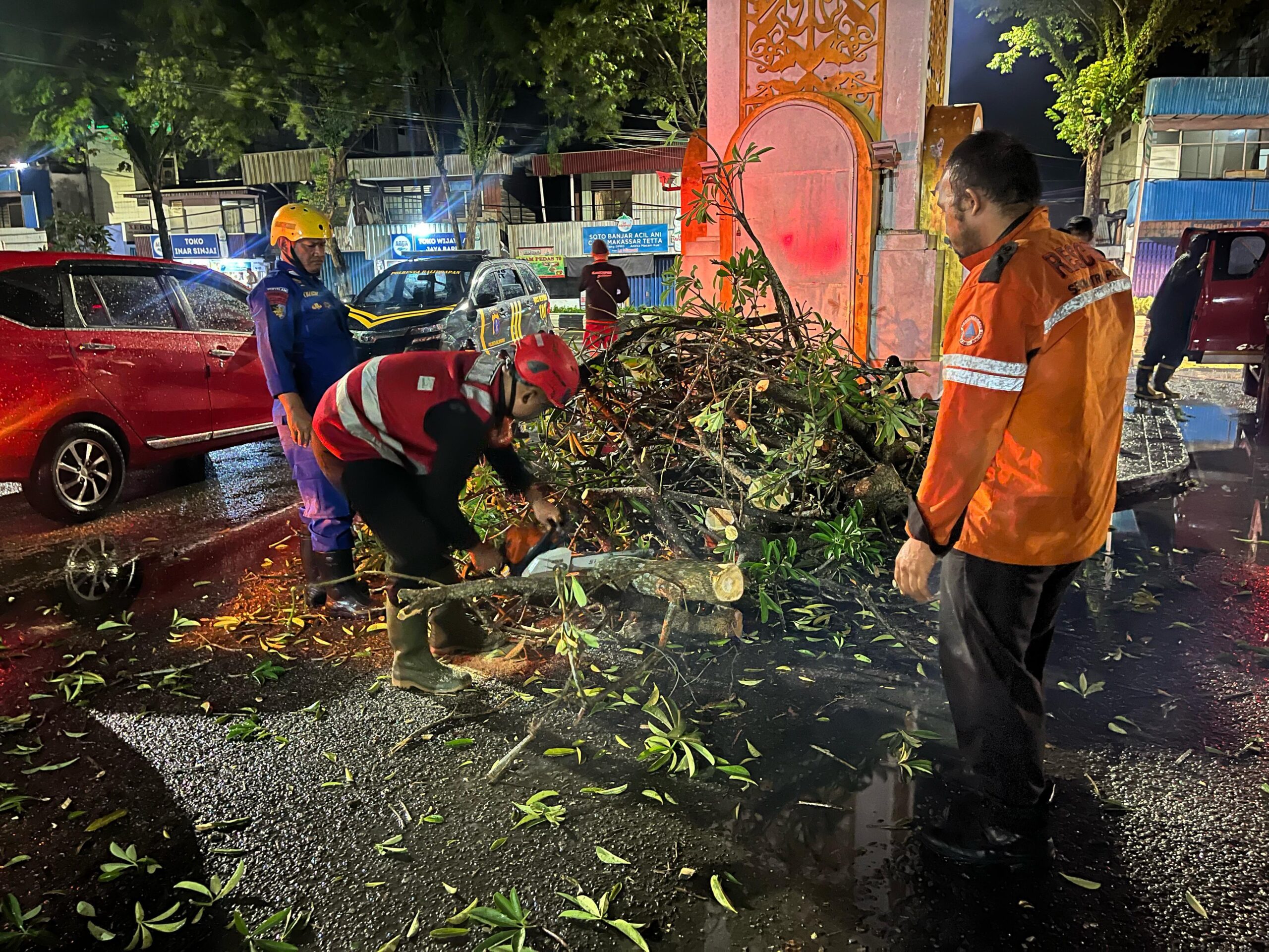 Curah Hujan Tinggi, Brimob Cepat Tanggap Evakuasi Pohon Tumbang di Klandasan Balikpapan