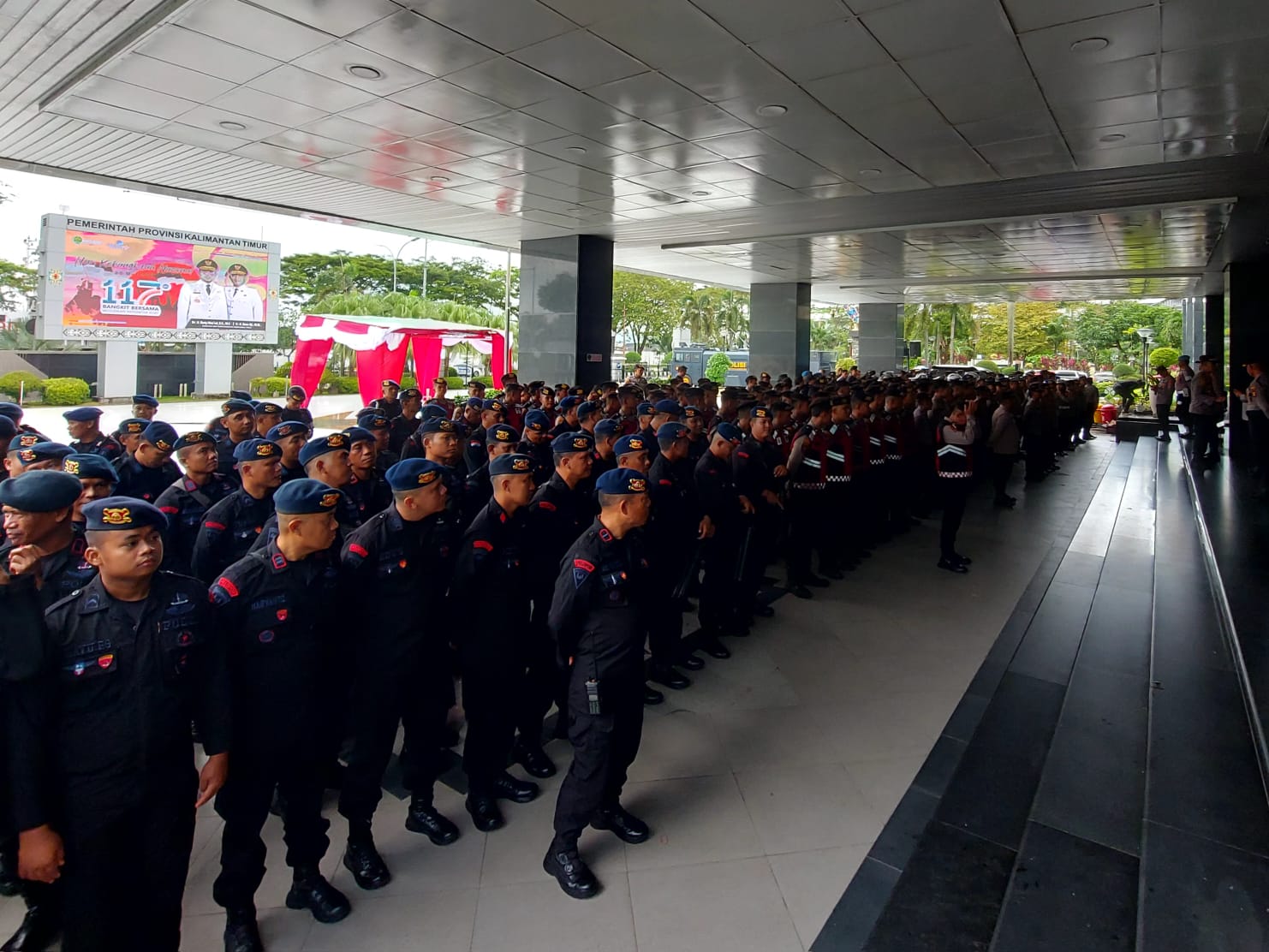 Brimob Kaltim Amankan Aksi Damai Driver Ojol dan Mahasiswa di Kantor Gubernur