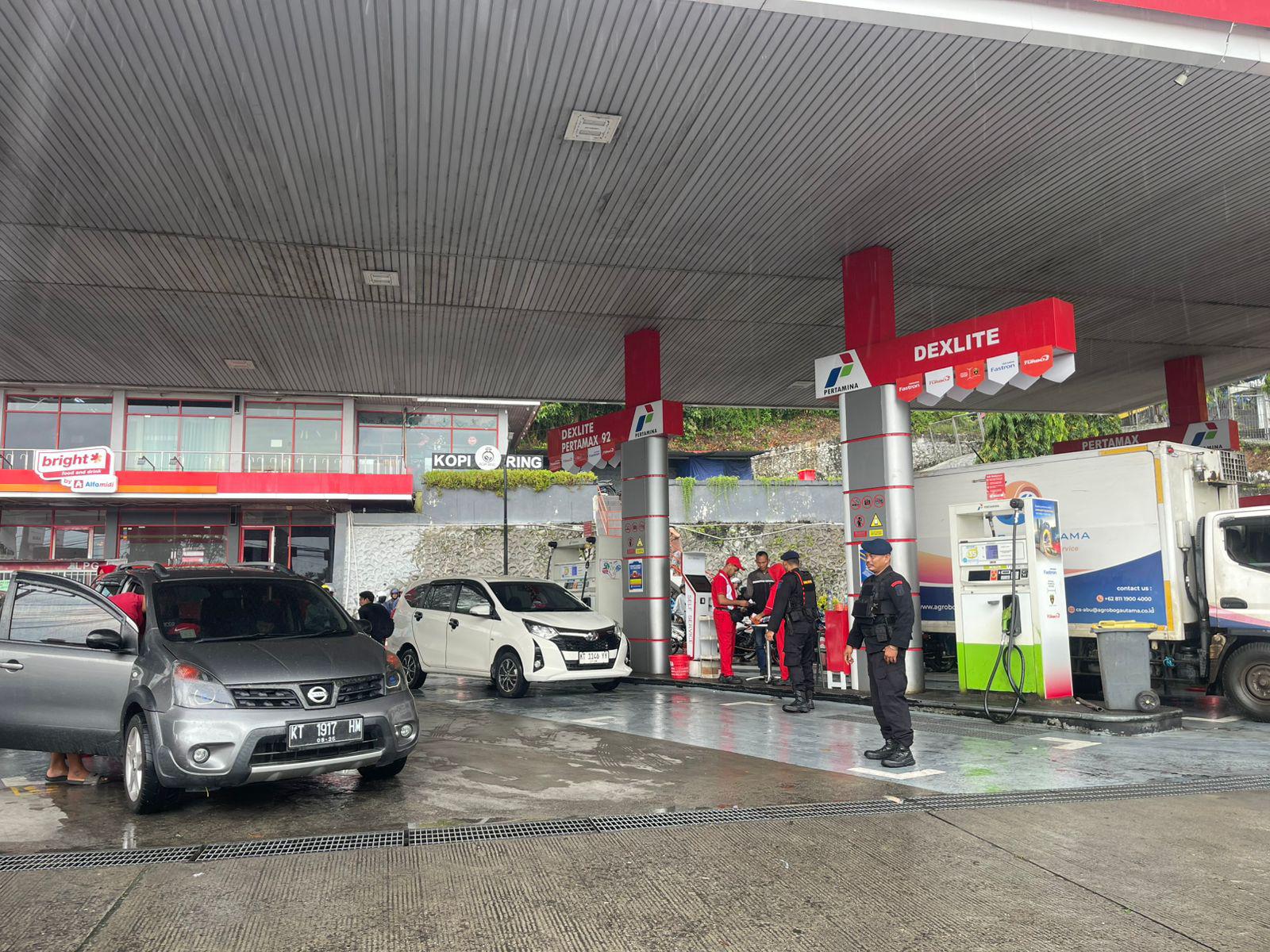 Pertamax Langka Antrean Kendaraan Mengular di SPBU Balikpapan, Brimob Bantu Tertibkan Masyarakat