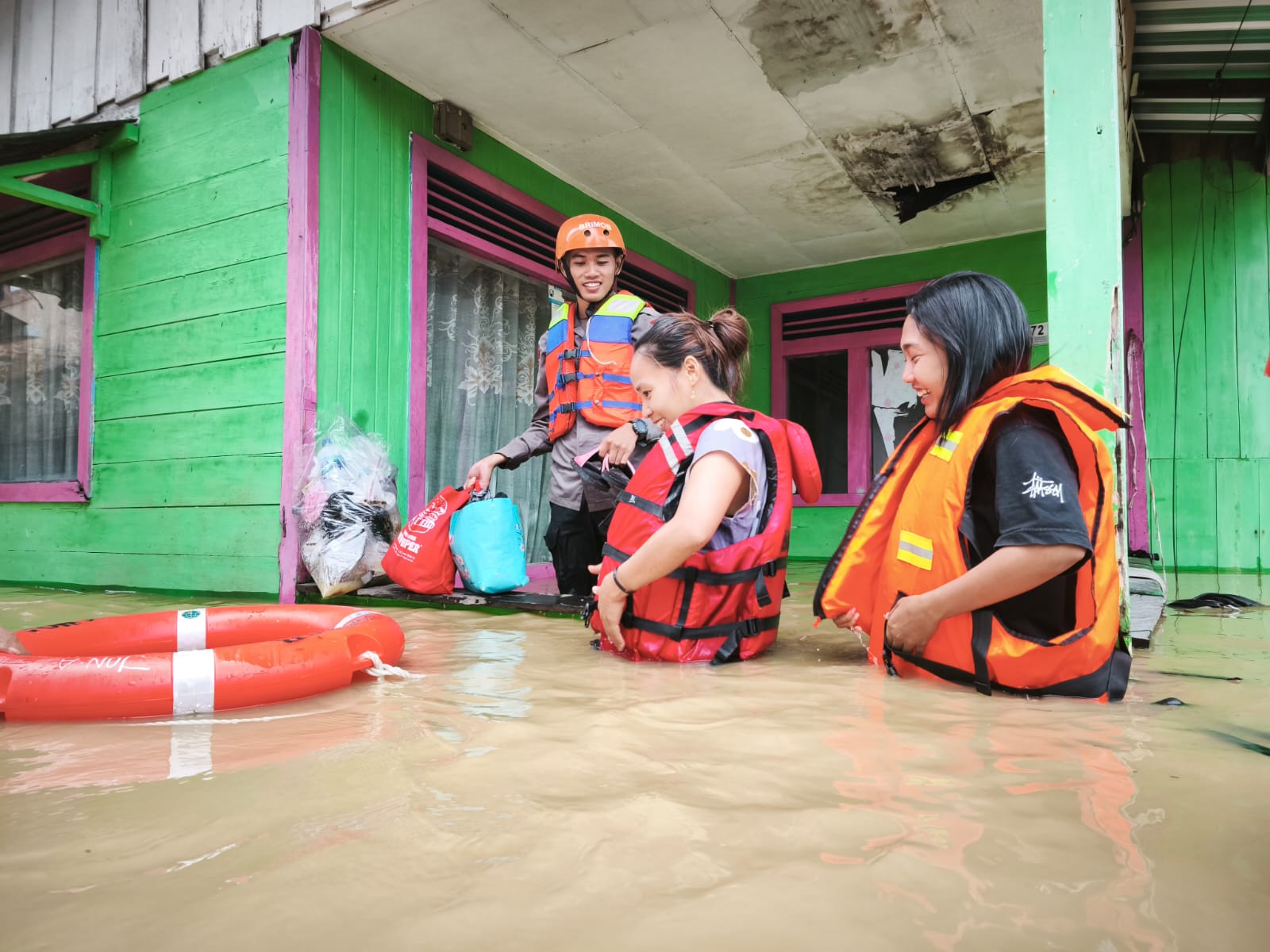TIM RESPONS BENCANA SATBRIMOB POLDA KALTIM EVAKUASI KORBAN BANJIR DI BALIKPAPAN